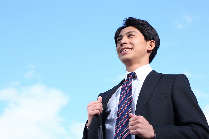 スーツ姿の男性