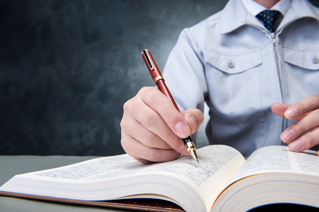 ペンを持つ業者
